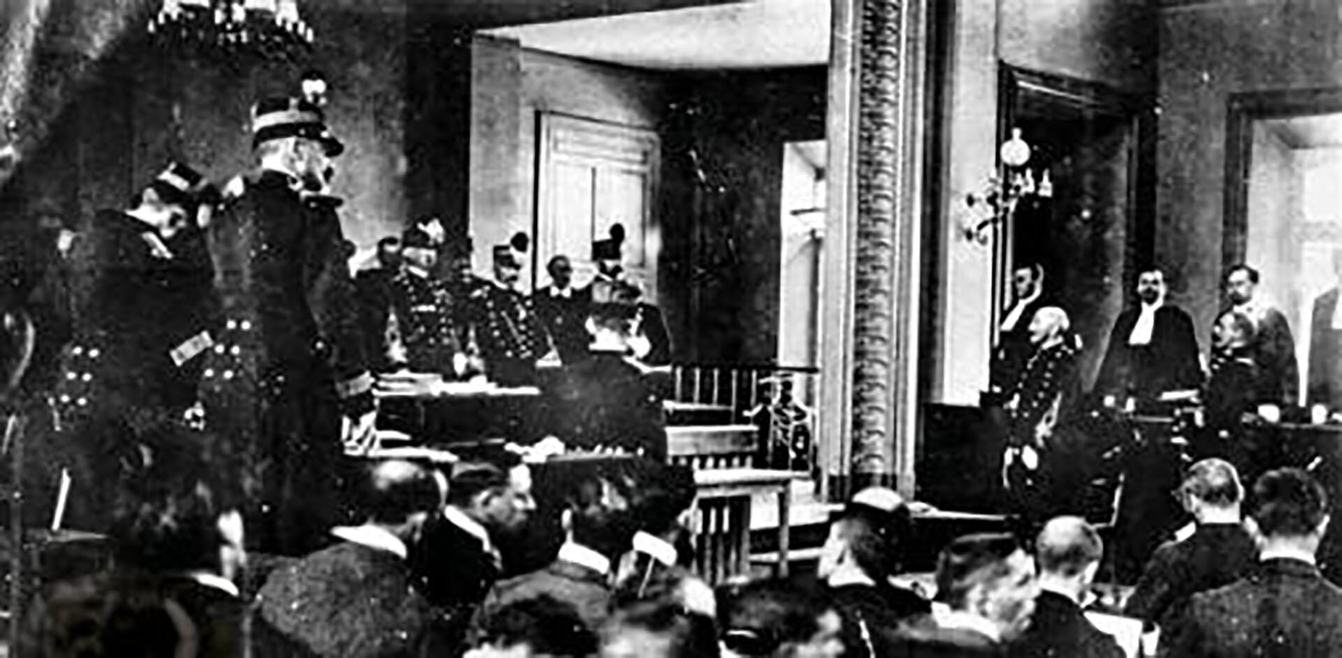 Alfred Dreyfus (de pie, a la derecha), durante el juicio de revisión de su caso Dominio público