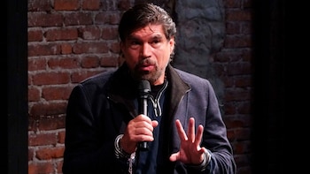 El actor Alberto Estrella sostiene