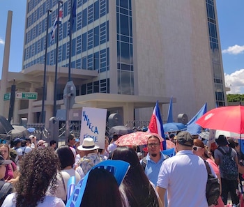 Trabajadores de la Caja se manifestaron frente a las oficinas centrales en San José desde horas de la mañana. Cortesía: Undeca