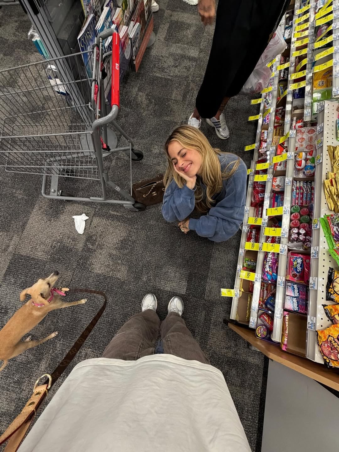 Tini Stoessel y una simpática foto en un supermercado con Rodrigo de Paul y Fifi, la perrita que rescató (Instagram)