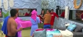 La actriz aseguró que vio al cantante desnudo