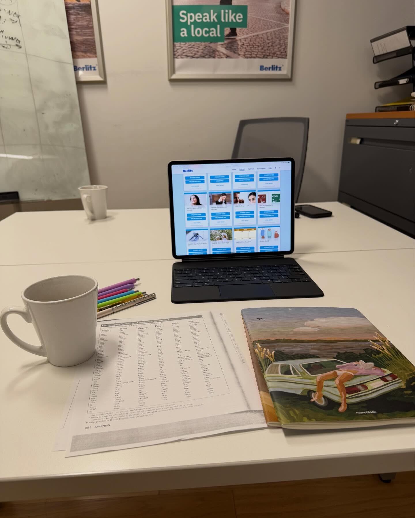 En medio de sus vacaciones, la cantante aprovechó el viaje para practicar inglés y mostró su escritorio rodeado de apuntes y lápices de colores