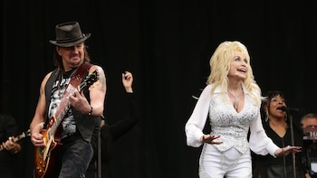 Trump decreta que la bandera ondee a media asta durante una semana en todo el país por la muerte de Dolly Parton