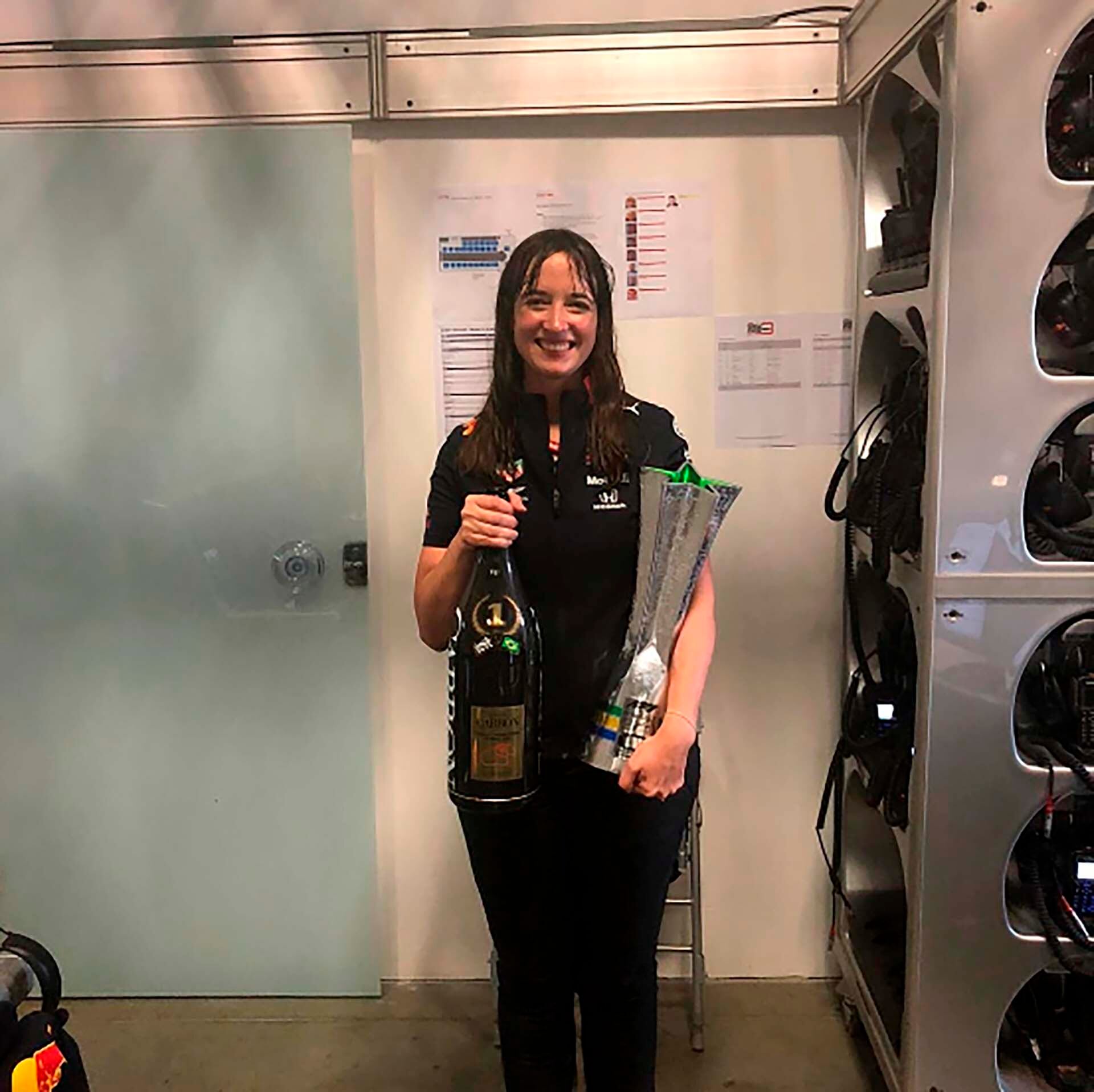 Con el trofeo y la botella de champán en Brasil 2019 (@hannahschmitzf1)