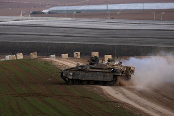 Un vehículo blindado de transporte