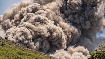 Nueva expulsión de cenizas y gases en el volcán Telica activa la vigilancia en Nicaragua