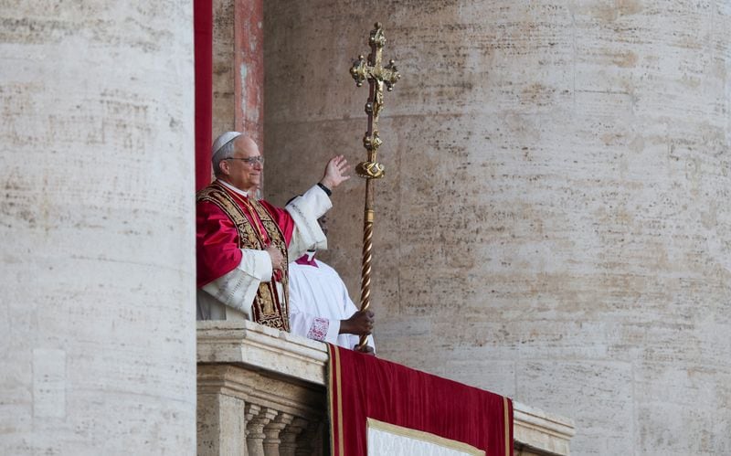 El Papa León XIV saluda desde el balcón de la Basílica de San Pedro