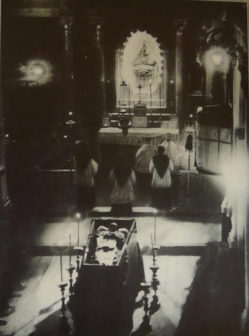 Fotografía de los funerales de San Ezequiel Moreno Díaz en la Iglesia de los Agustinos de Monteagudo, comunidad de Navarra (España) el 19 de agosto de 1906. (Cortesía: Reliquiæ Sanctorum Omnium - Los santos y sus reliquias.)