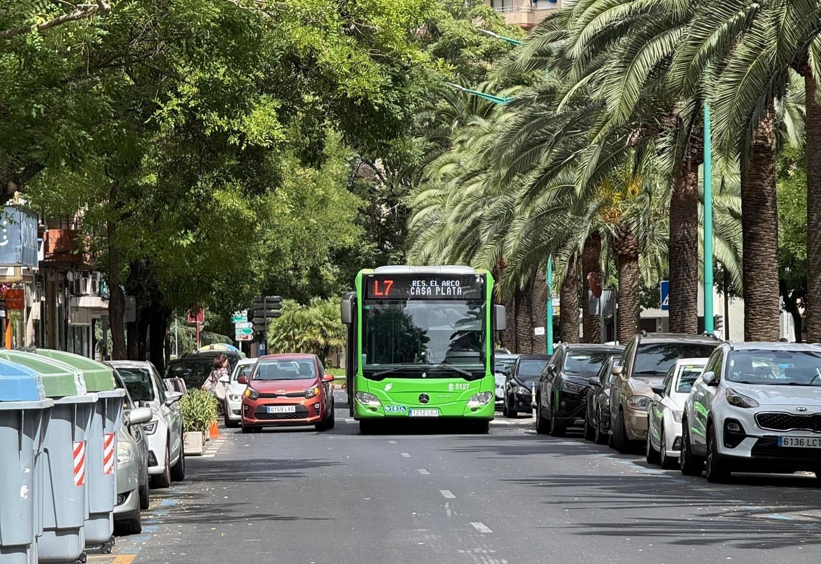 Coches en doble fila en la parada del bus de Cáceres. (Europa Press)