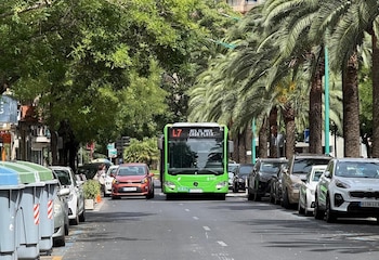 Coches en doble fila en la parada del bus de Cáceres. (Europa Press)