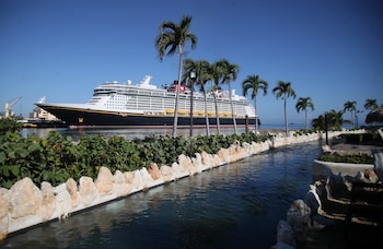 El Disney Dream se convirtió en el primer barco de Disney Cruise Line que escala en República Dominicana. (Foto cortesía Embajada de Estados Unidos)