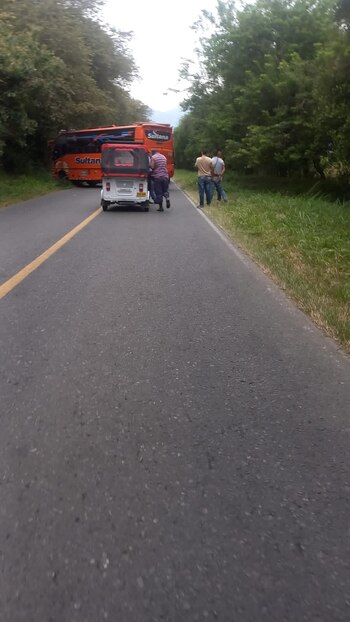 Testigos presenciales relataron que las disidencias de las Farc, sin dar mayores explicaciones, ordenaron a los conductores detenerse y bloquear el tramo de la carretera. Twitter/@gustavoadolfomu