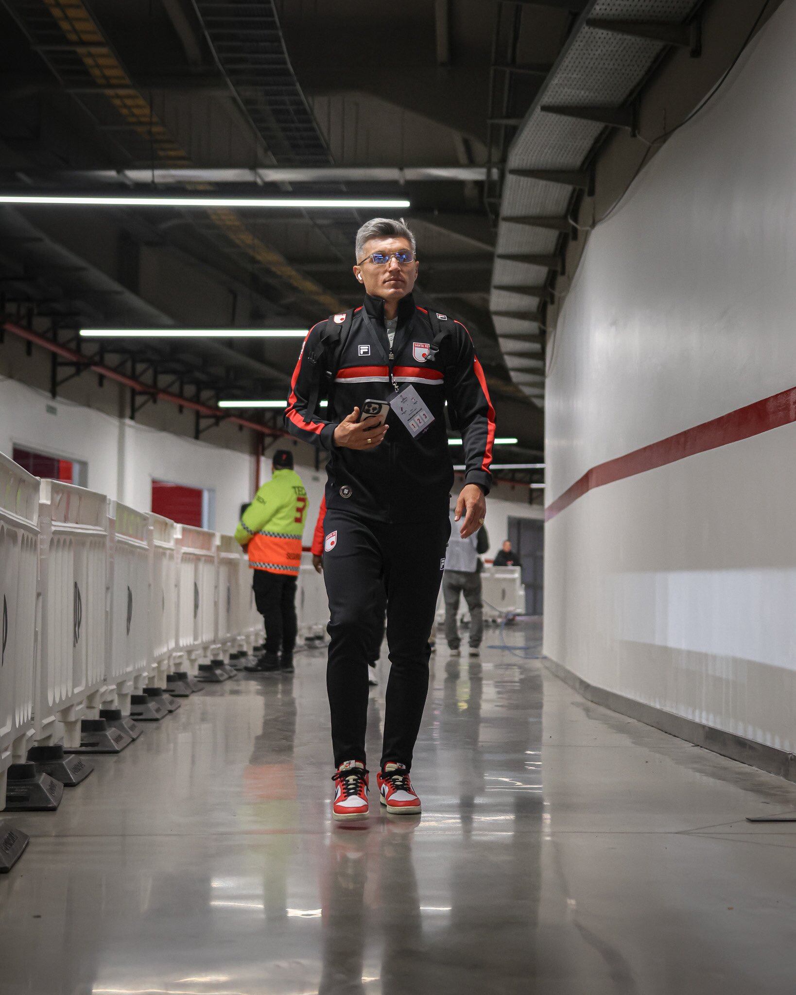 Los jugadores cardenales hicieron su arribo al estadio Monumental de Nuñez - crédito @SantaFe/X