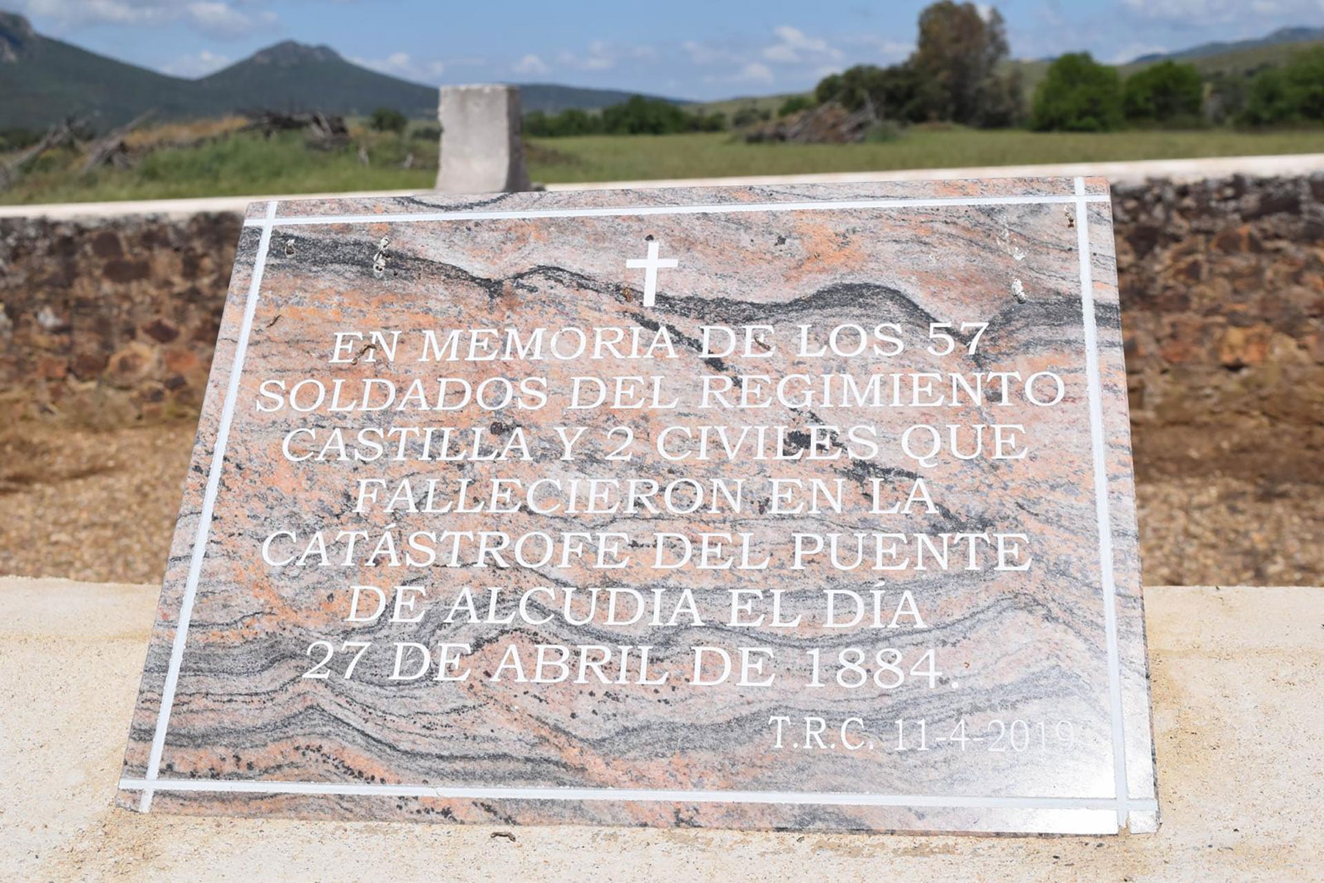 Placa que rinde homenaje a las víctimas de la tragedia