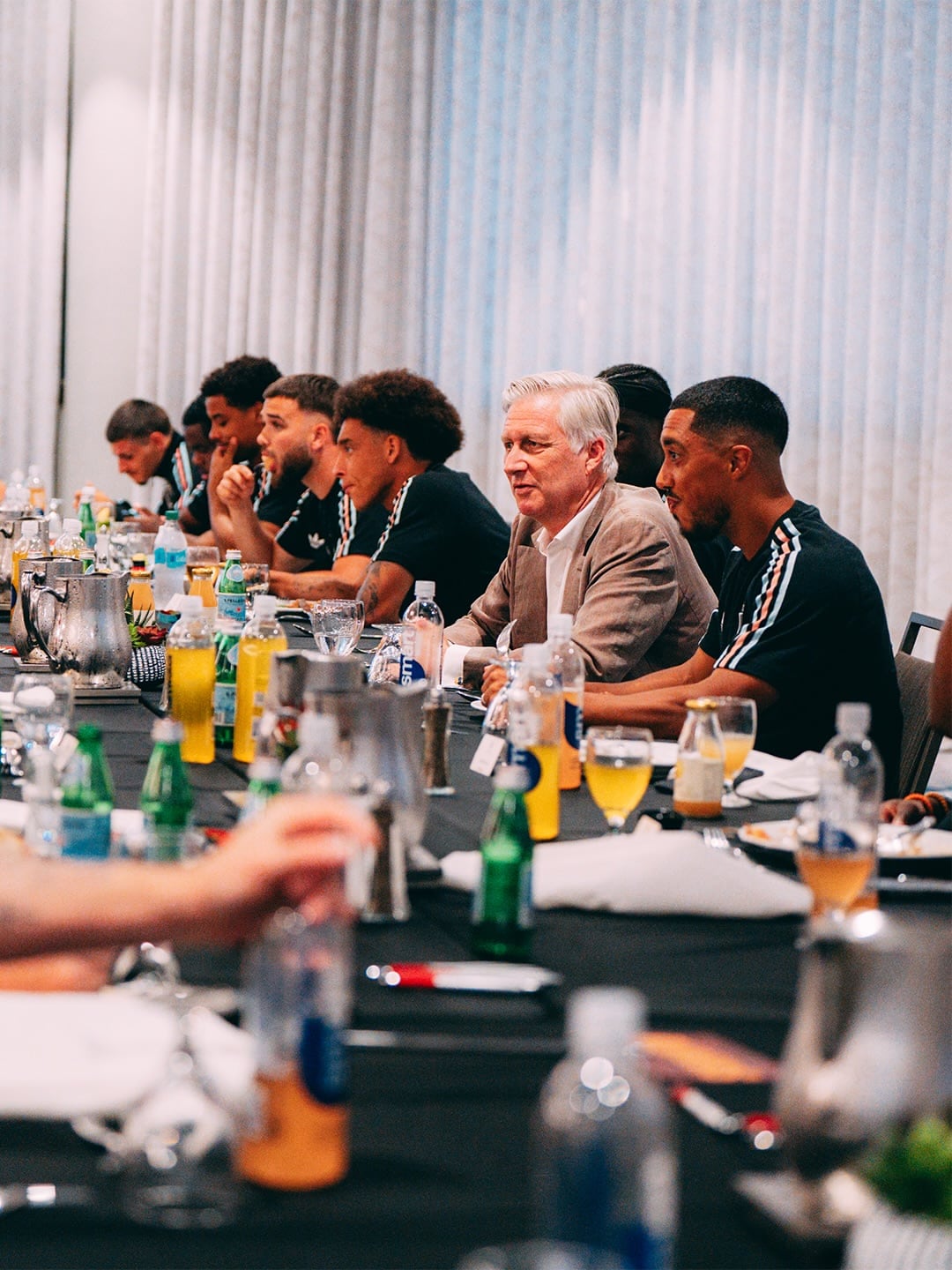 El rey Felipe de Bélgica cena con los jugadores de la selección nacional de su país (Instagram)