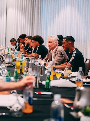 El rey Felipe de Bélgica cena con los jugadores de la selección nacional de su país (Instagram)