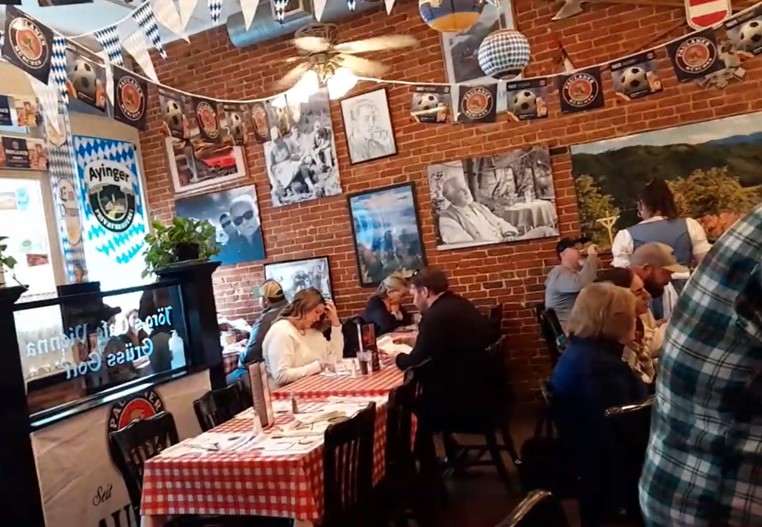 Jörg’s Cafe Vienna, Bavarian Grill y Kuby's Sausage House sostienen la oferta austríaca y centroeuropea en Plano y Dallas con schnitzel, strudel, embutidos y productos importados (ABC 8)