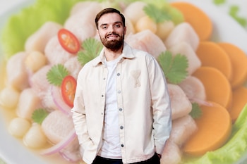 Ibai Llanos viste una chaqueta clara ante una imagen desenfocada de un plato de ceviche con cebolla, camote y choclo.