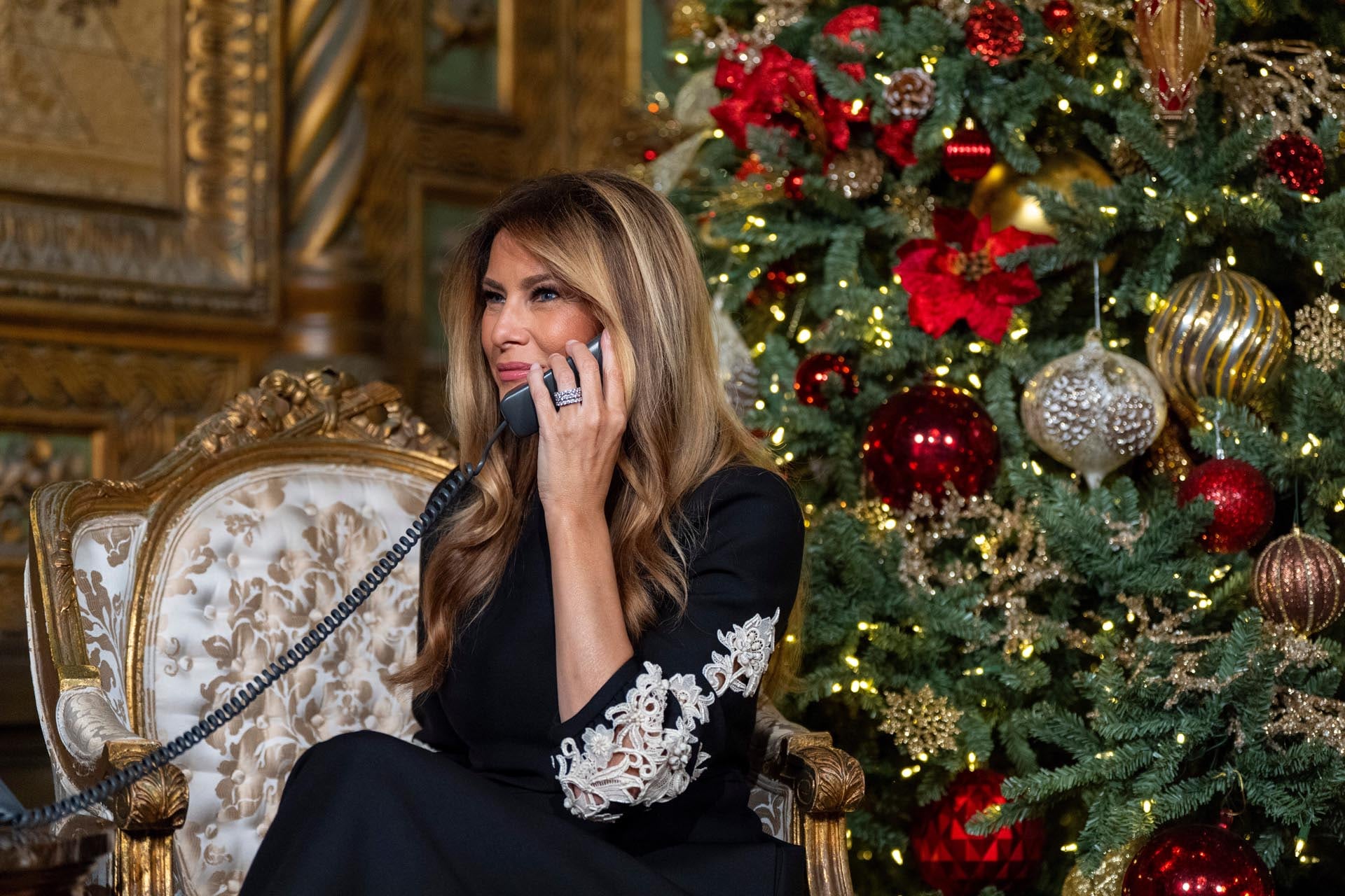 La primera dama Melania Trump habla durante una llamada de la Operación Rastreo de Santa Claus del Comando Norteamericano de Defensa Aeroespacial (NORAD) en su club Mar-a-Lago, el miércoles 24 de diciembre de 2025, en Palm Beach, Florida. (Foto AP/Alex Brandon)