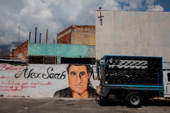 Un pequeño camión pasa junto a un grafiti con la imagen del rostro de Alex Saab, el 22 de febrero del 2021, en Caracas (Venezuela). EFE/Rayner Peña/Archivo
