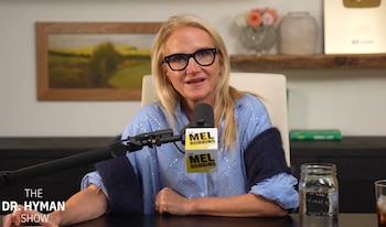 Mel Robbins con gafas y el doctor Mark Hyman sonriente sentados frente a micrófonos de estudio en una pantalla dividida