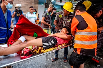 Un manifestante herido es trasladado