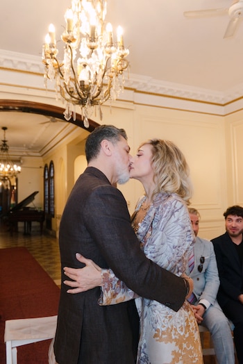 La firma del acta, realizada ante un funcionario y acompañada por los hijos de ambos, aparece como antesala del festejo previsto para el 24 de octubre