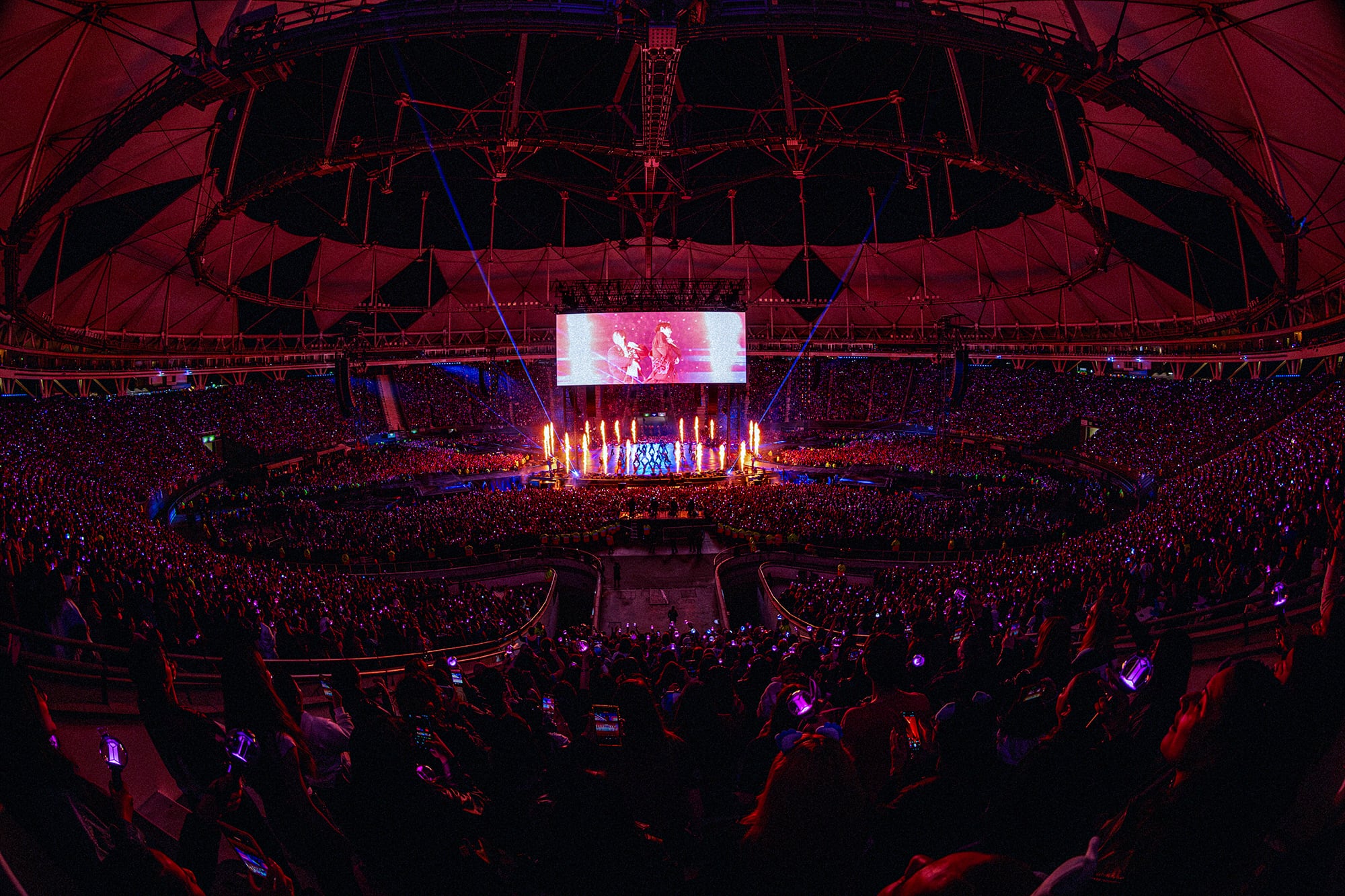 Desde el primer tema de la banda, el Estadio Único de La Plata se volvió un mar de colores gracias a los lighsticks de los fans (Crédito: HYBE/BIGHIT MUSIC )