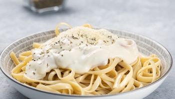 Cómo hacer salsa alfredo para pasta: un básico de la cocina italiana a base de parmesano y mantequilla