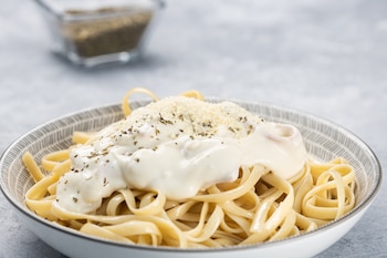Salsa alfredo para pasta (Freepik)