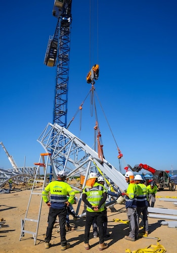 La construcción de la primera etapa del Aeropuerto del Pacífico arrancó en enero de 2025 en el cantón El Ciprés, en Conchagua, La Unión. El proyecto ha generado más de 3,600 empleos directos e indirectos y contempla una pista de aterrizaje de 2,400 metros de longitud por 45 metros de ancho.