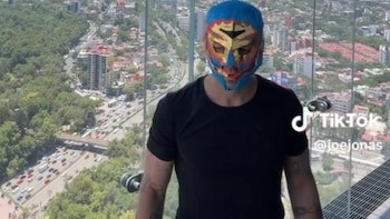 Joe Jonas posa con una colorida máscara de lucha libre mexicana.