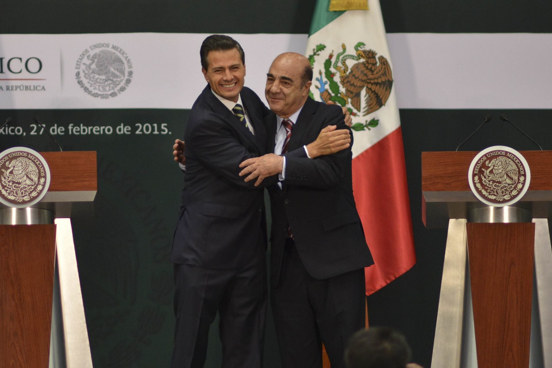 Enrique Peña Nieto y Jesús Murillo Karam, en febrero de 2015. Entonces, la Procuraduría General de la República presentó la llamada “verdad histórica” sobre la desaparición de los 43 estudiantes de Ayotzinapa, una versión que posteriormente fue cuestionada por nuevas investigaciones. (Crédito: Cuartoscuro)