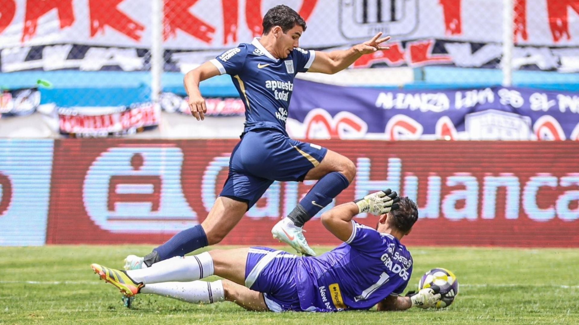 Matías Succar intentando eludir a Carlos Grados. - Crédito: Liga Profesional de Fútbol
