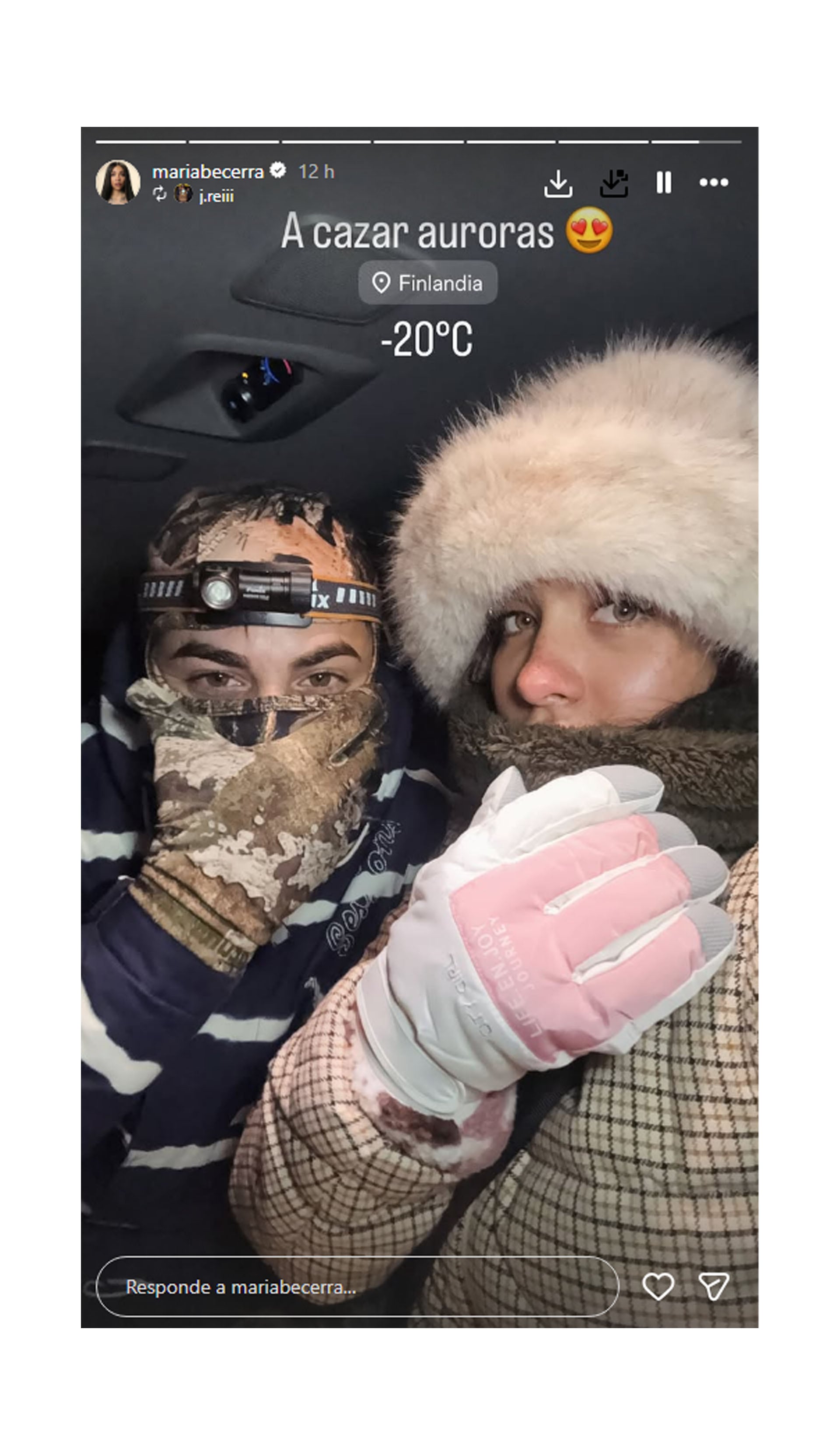 María Becerra y J Rei vestidos para la ocasión