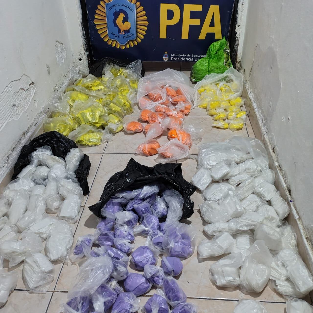 Parte de la droga secuestrada