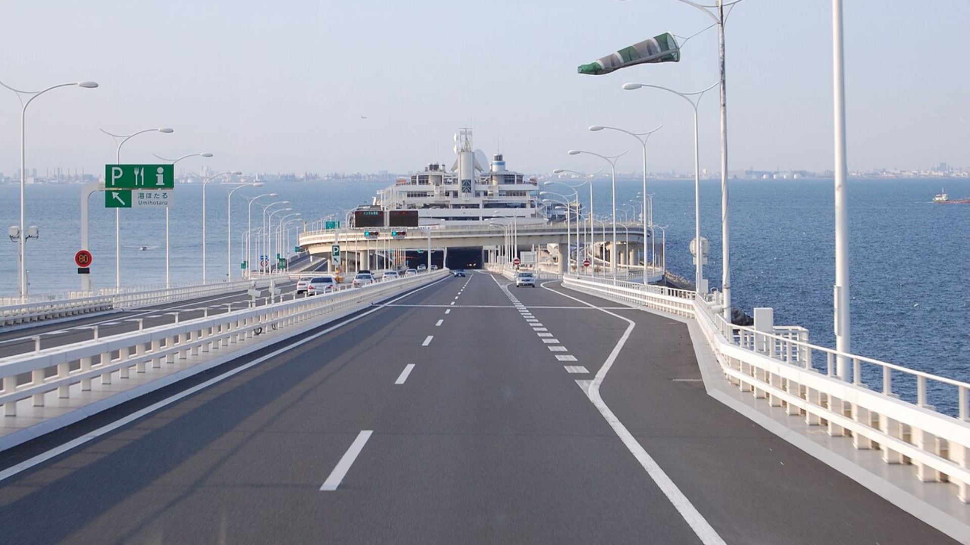Así es la Tokyo Bay-Aqua Line, el túnel submarino para autos más largo del mundo