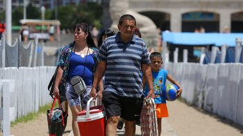 Turistas llegan a la playa