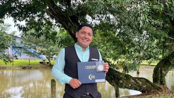 De peón en piñeras a referente universitario: la historia del nicaragüense distinguido en Costa Rica