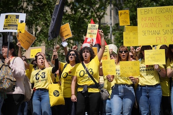 Profesores manifestándose durante una concentración de sindicatos educativos por la huelga de guarderías, a 7 de mayo de 2026, en Barcelona. (David Zorrakino / Europa Press)