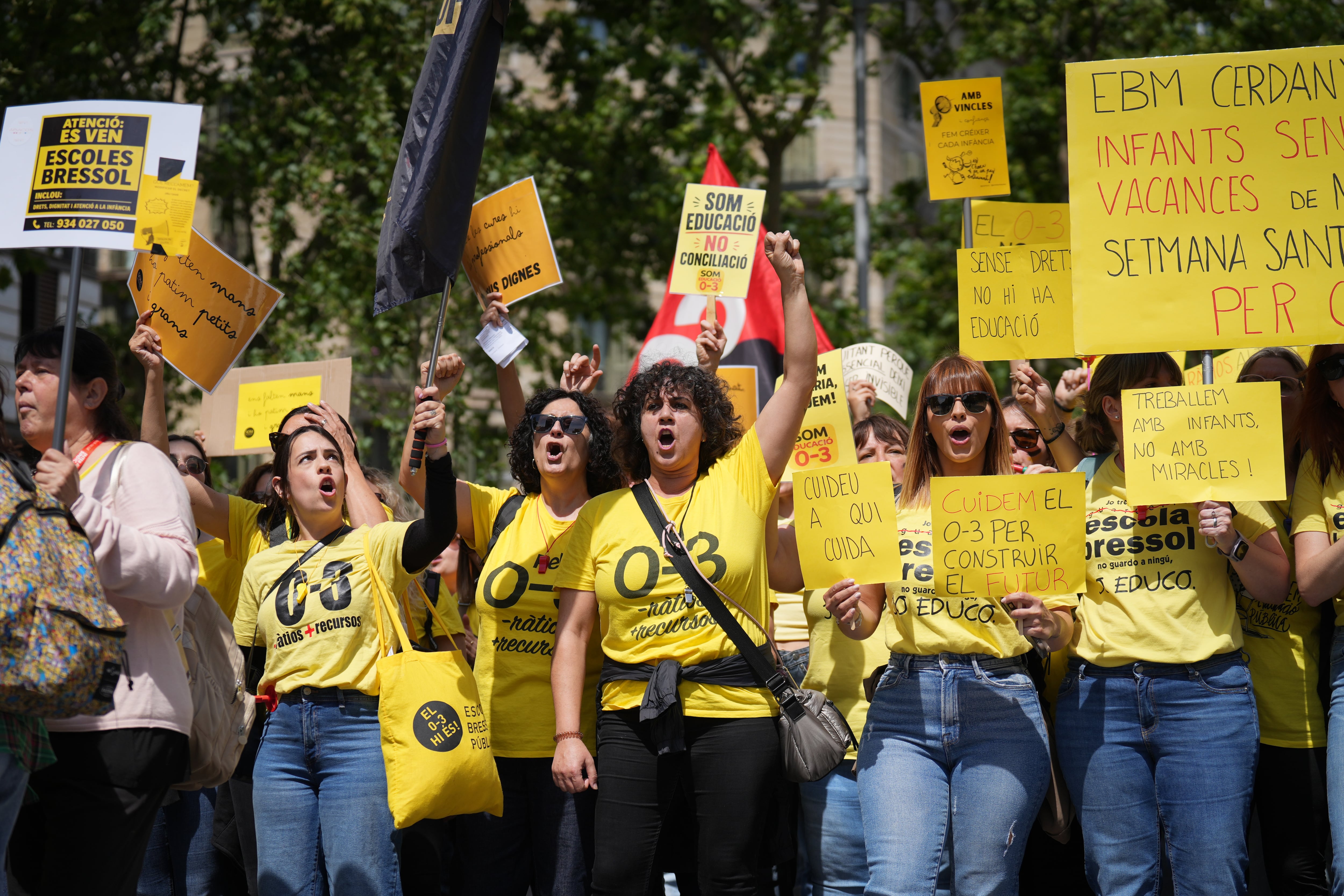 Profesores manifestándose durante una concentración de sindicatos educativos por la huelga de guarderías, a 7 de mayo de 2026, en Barcelona. (David Zorrakino / Europa Press)