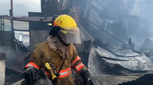El incendio en Bello Horizonte, Alajuela, dejó una víctima mortal de 12 años y consumió el 80% de una vivienda de 70 metros cuadrados./(CRHOY)