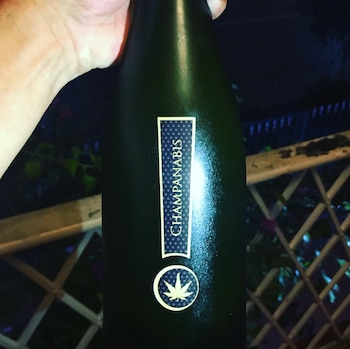 Una botella de "champanabis", una