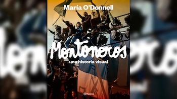 La portada del libro "Montoneros: una historia visual" de María O'Donnell. Muestra una multitud en un evento con banderas y luces