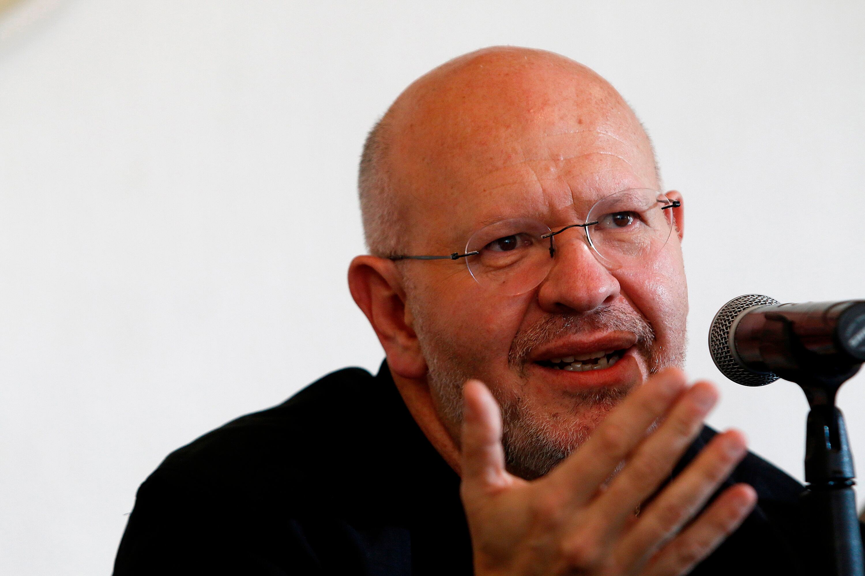 Fotografía de archivo fechada el 18 de noviembre del 2016, del escritor y periodista mexicano, Raymundo Riva Palacio, durante un acto protocolario en la ciudad de San Andrés Cholula, del estado de Puebla (México). EFE/FRANCISCO GUASCO/Archivo