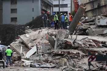 El colapso de las Residencias Arichuna en Los Corales, La Guaira, dejó a decenas de familias a la espera de noticias de sus seres queridos (EFE)