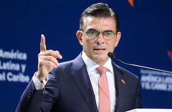 La crisis económica se desarrolla en medio de un clima político tenso y dividido. El Gobierno de Rodrigo Paz enfrenta cada vez más críticas mientras busca contener las protestas y frenar el avance del conflicto social.
