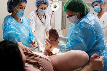 Yulia Ponomarenko da a luz a su hija Mariana en el Hospital de Maternidad No. 7 de Odesa, el 11 de noviembre de 2024 (Nina Lyashonok/AP)
