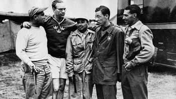 Vásquez, al medio, junto a