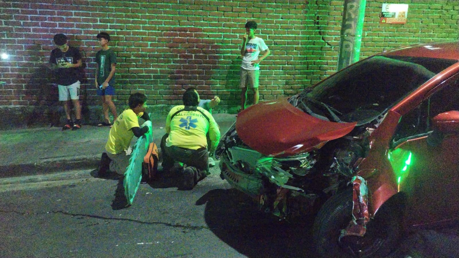 Dos conductores resultaron lesionados en una colisión sobre el Bulevar del Ejército, en la intersección con la 50 avenida sur, en San Salvador. (Foto: Comandos de Salvamento)